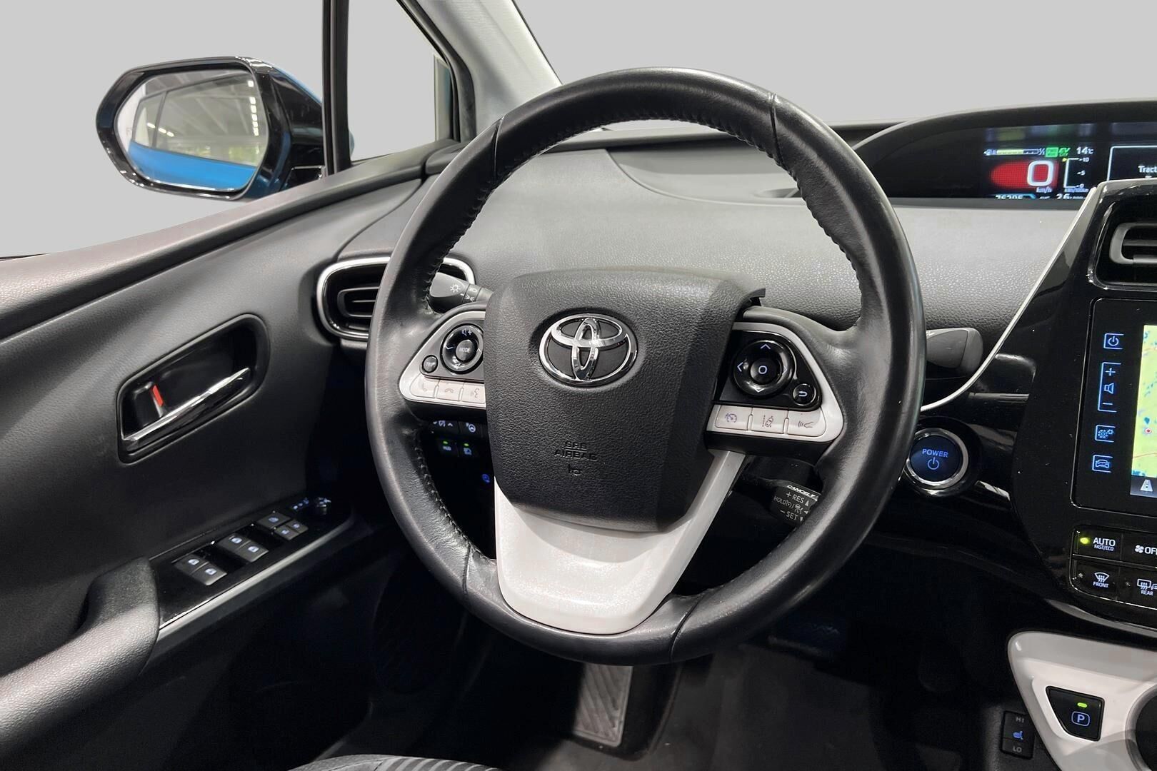 Toyota Prius Plug-in iso kuva 30
