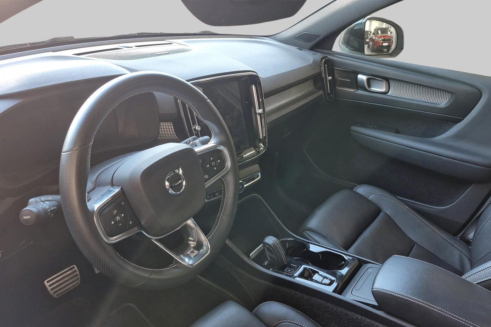 Volvo XC40 iso kuva 2