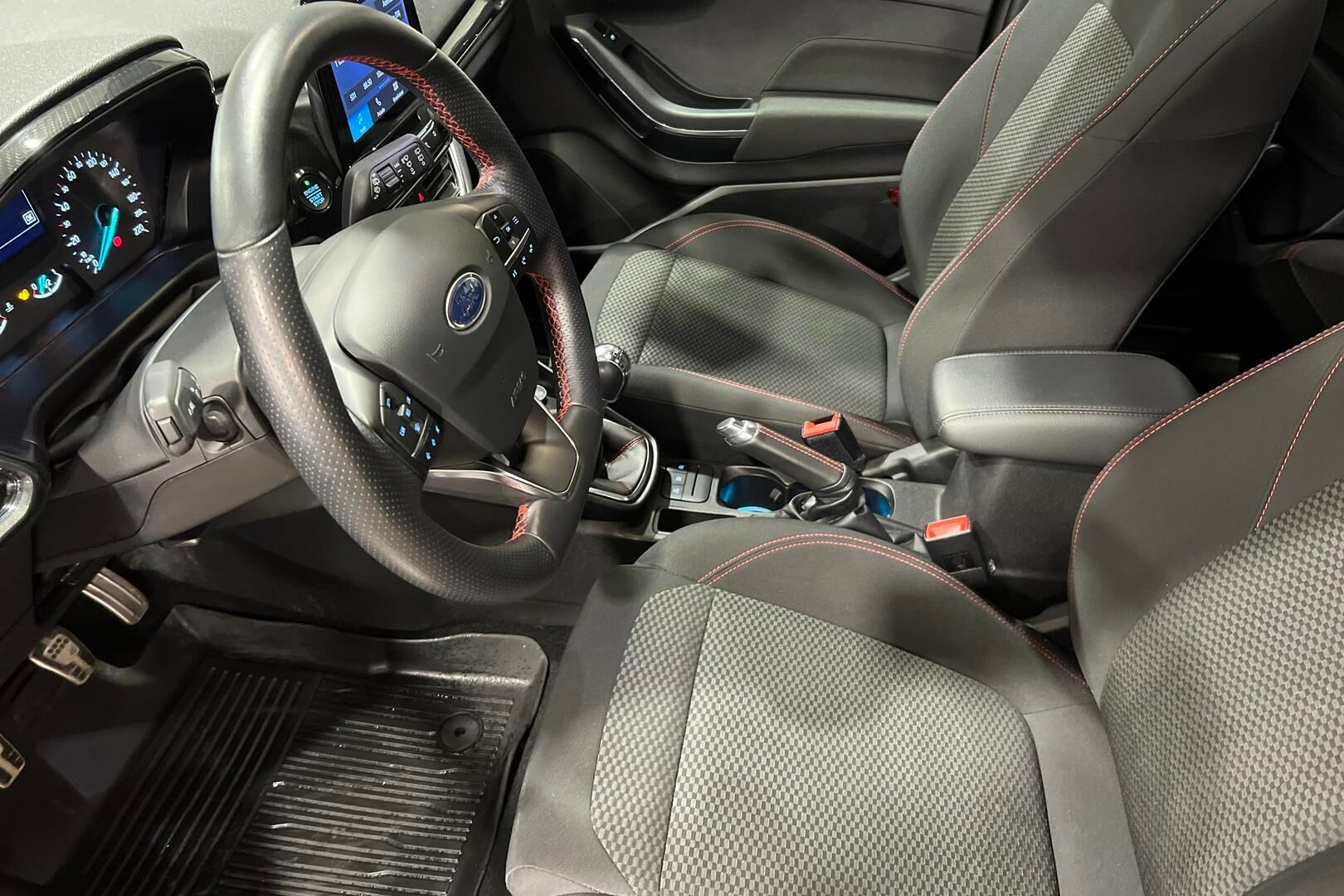 Ford Fiesta iso kuva 9