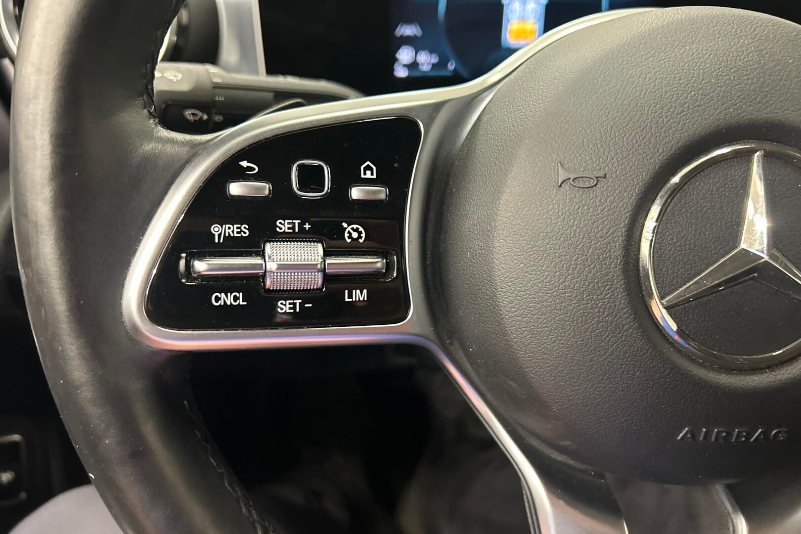 Mercedes-Benz CLA iso kuva 14