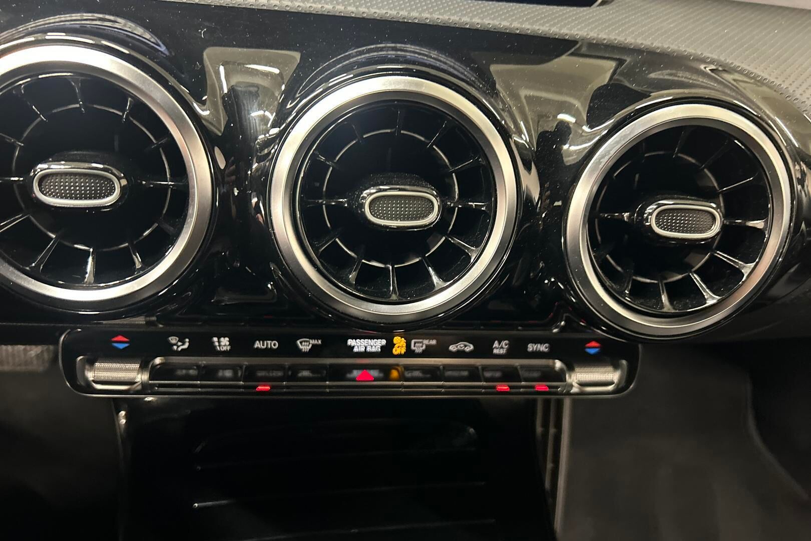 Mercedes-Benz CLA iso kuva 18