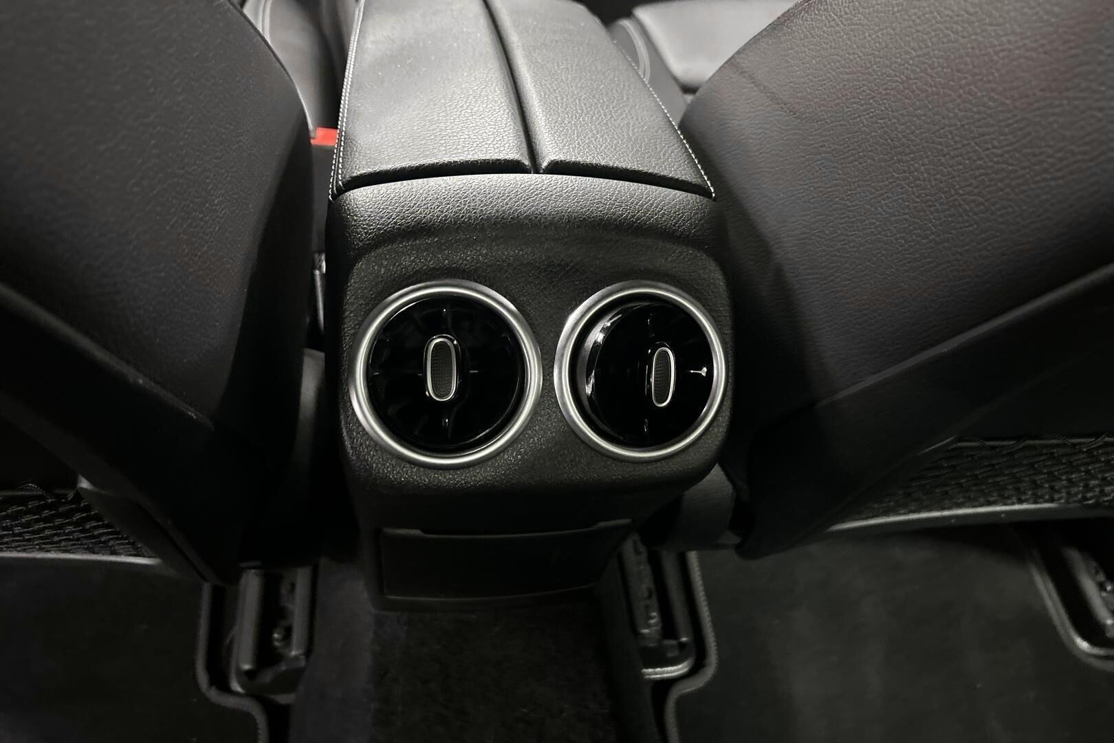 Mercedes-Benz CLA iso kuva 23