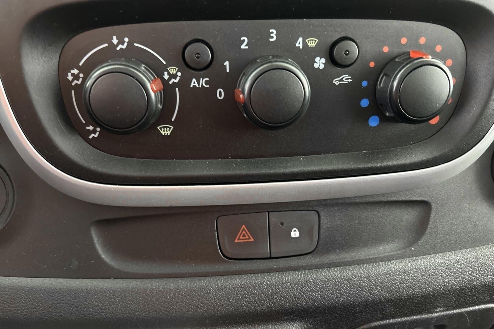 Nissan NV300 iso kuva 15