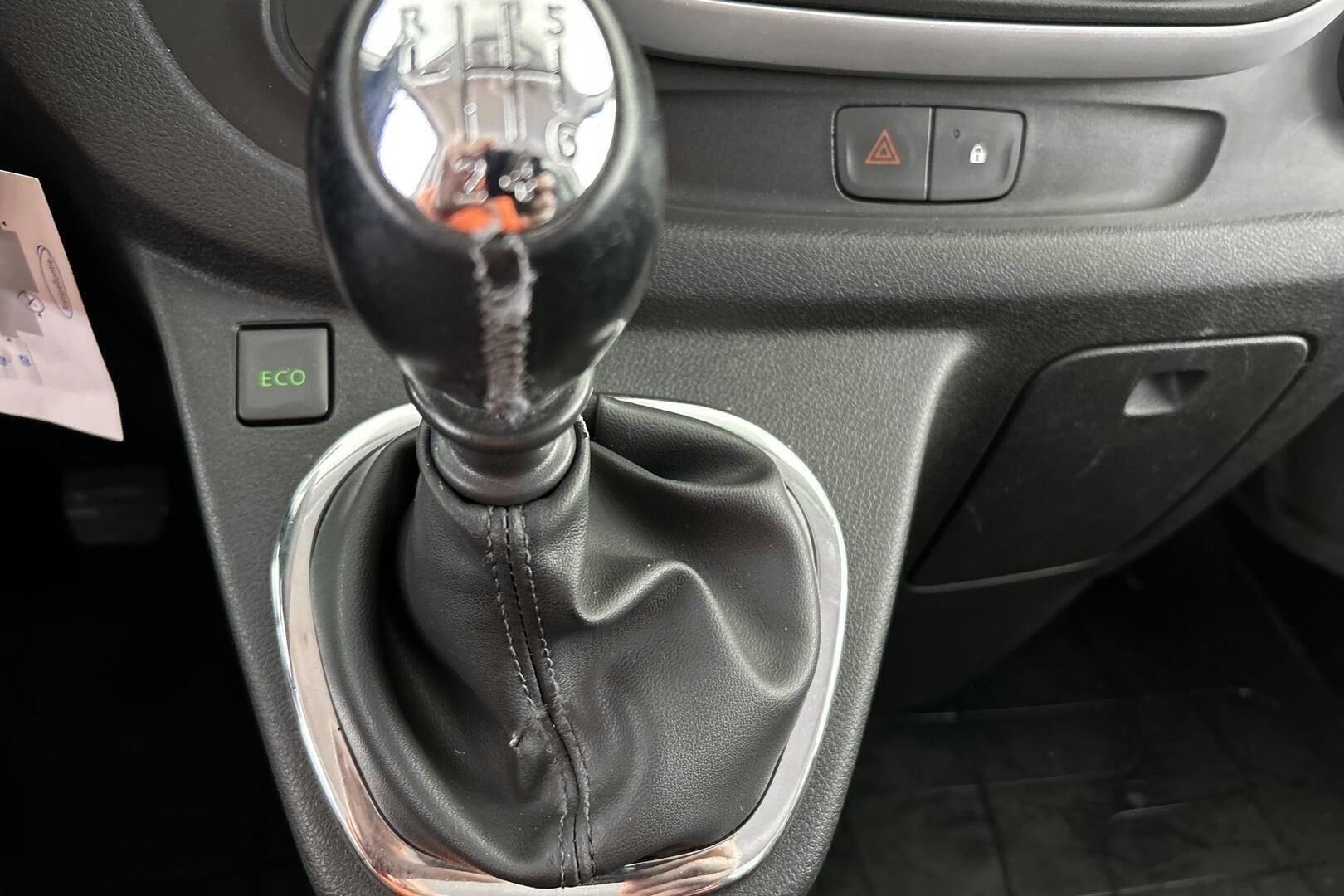 Nissan NV300 iso kuva 16