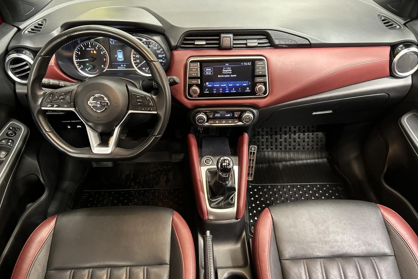 Nissan Micra iso kuva 11