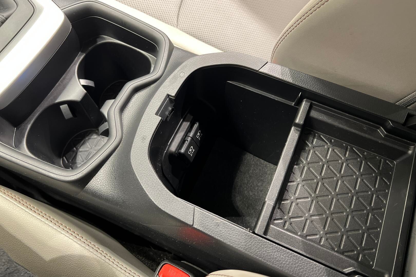Toyota RAV4 iso kuva 23