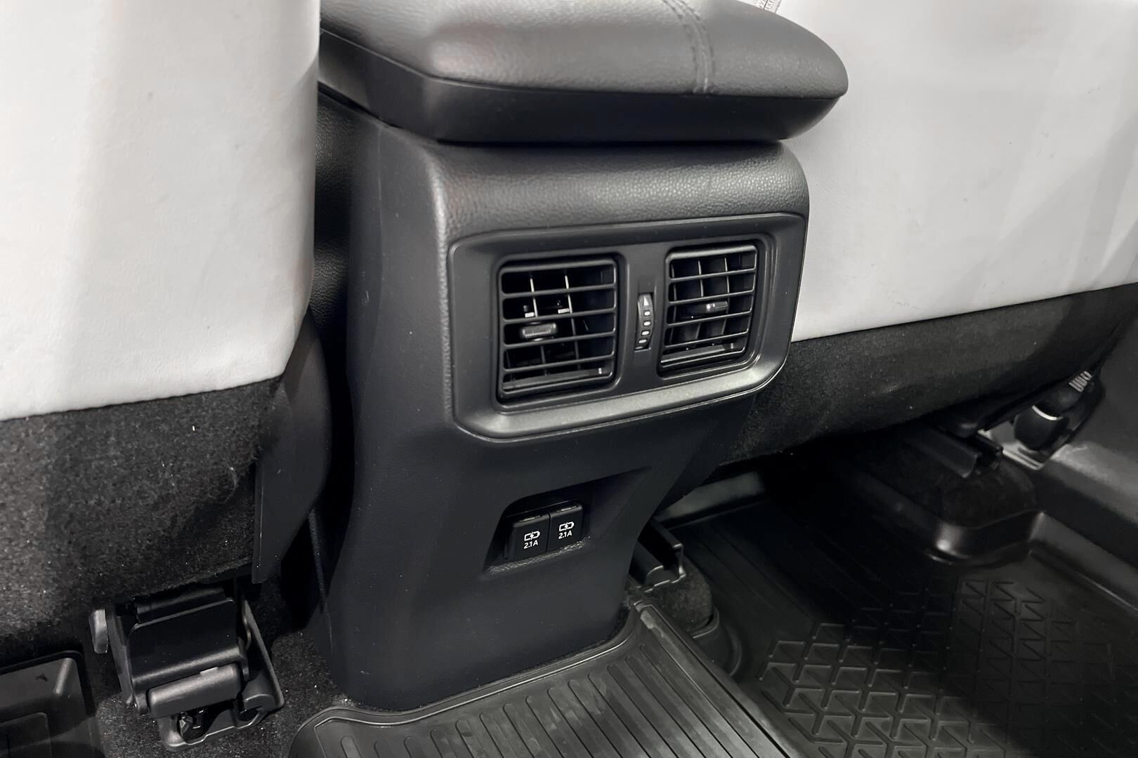 Toyota RAV4 iso kuva 30