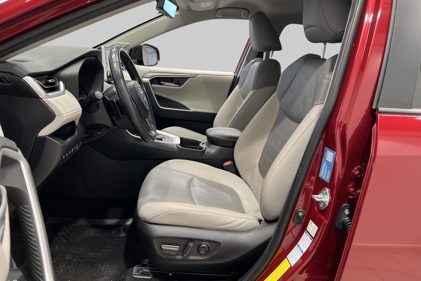 Toyota RAV4 iso kuva 9