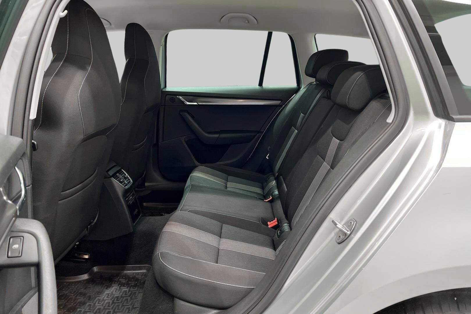 Skoda Octavia iso kuva 8