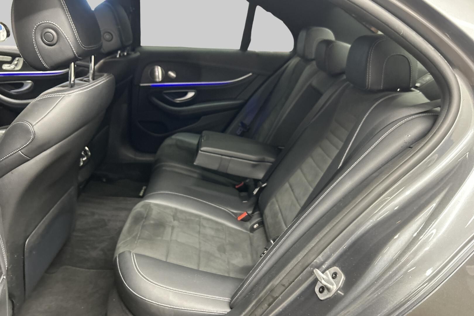Mercedes-Benz E iso kuva 7