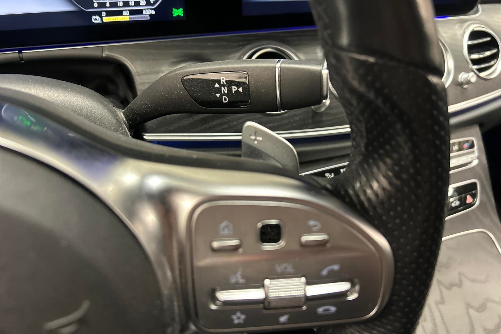 Mercedes-Benz E iso kuva 13