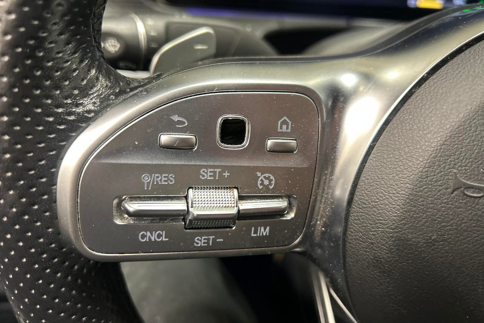 Mercedes-Benz E iso kuva 23