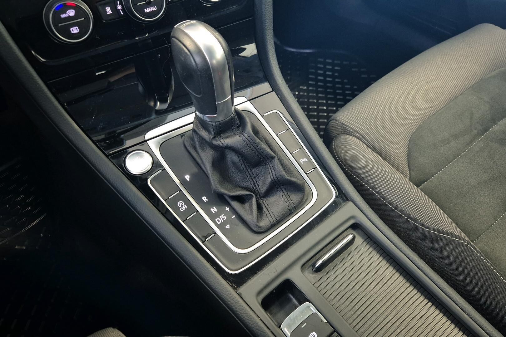 Volkswagen Golf iso kuva 17
