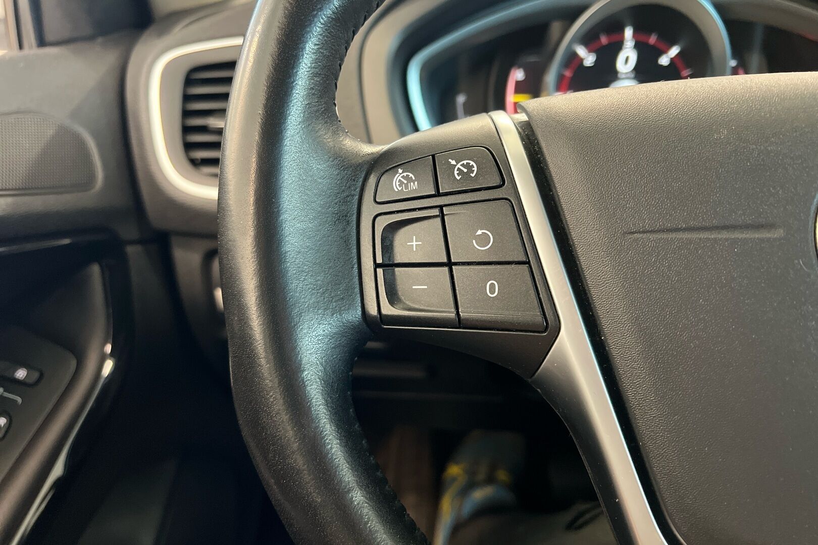 Volvo V40 iso kuva 18