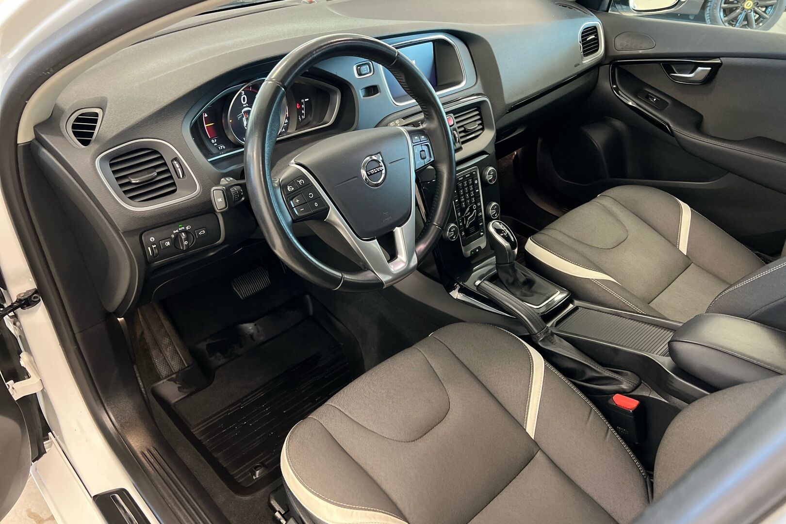 Volvo V40 iso kuva 8