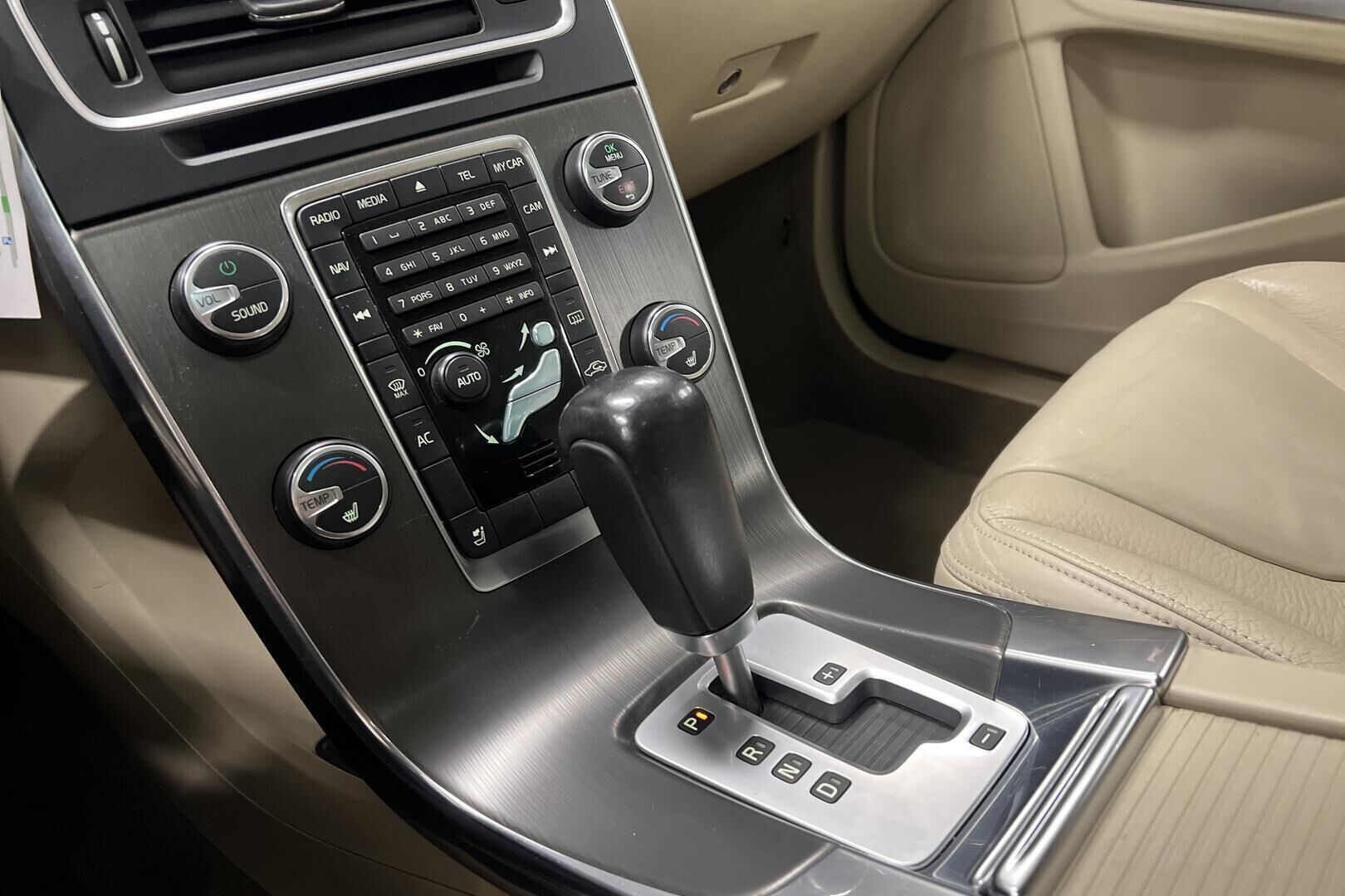 Volvo S60 iso kuva 16