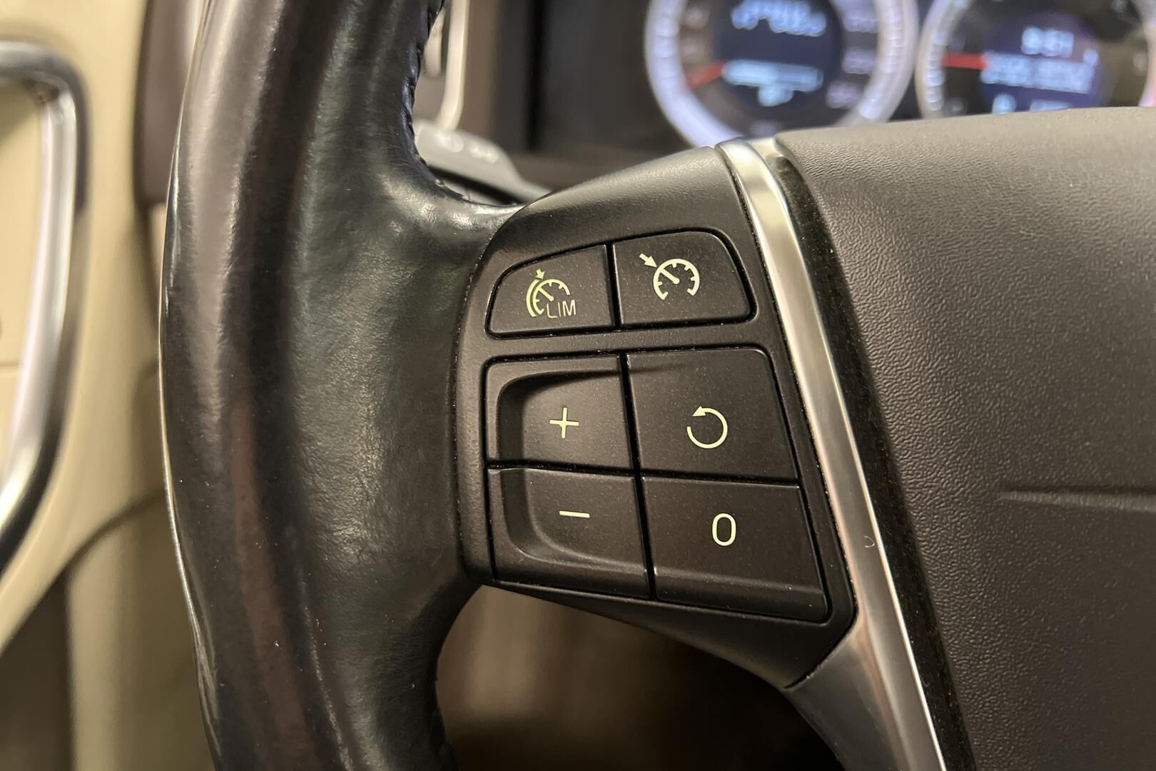 Volvo S60 iso kuva 17