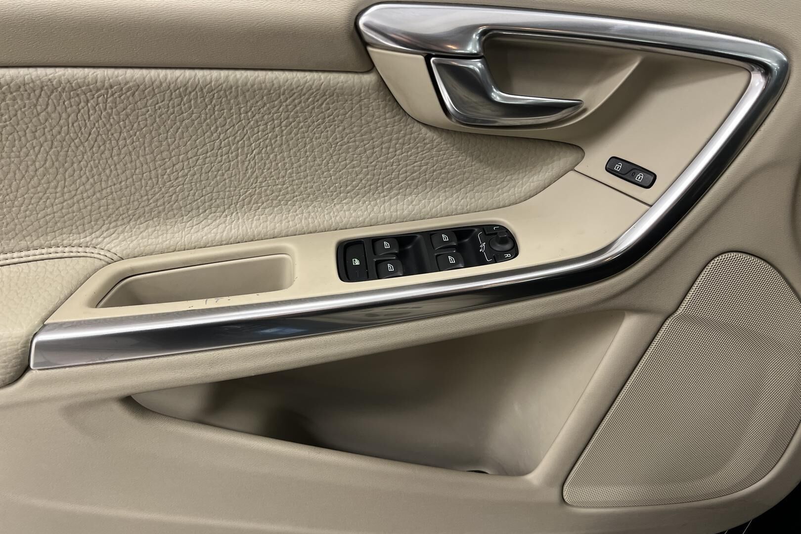 Volvo S60 iso kuva 19