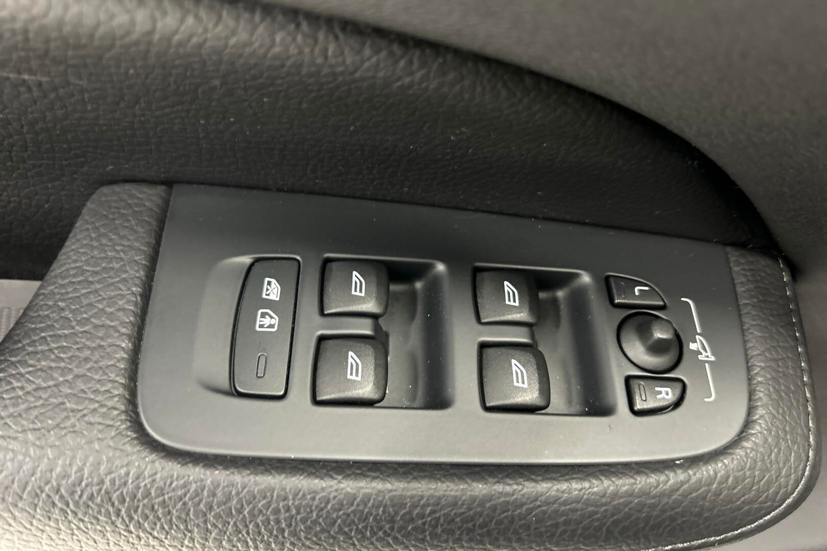 Volvo S60 iso kuva 22