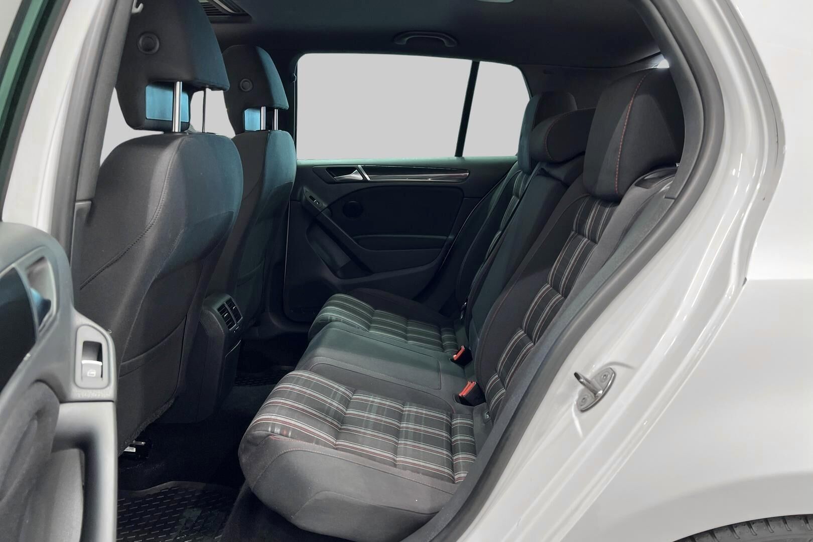 Volkswagen Golf iso kuva 10
