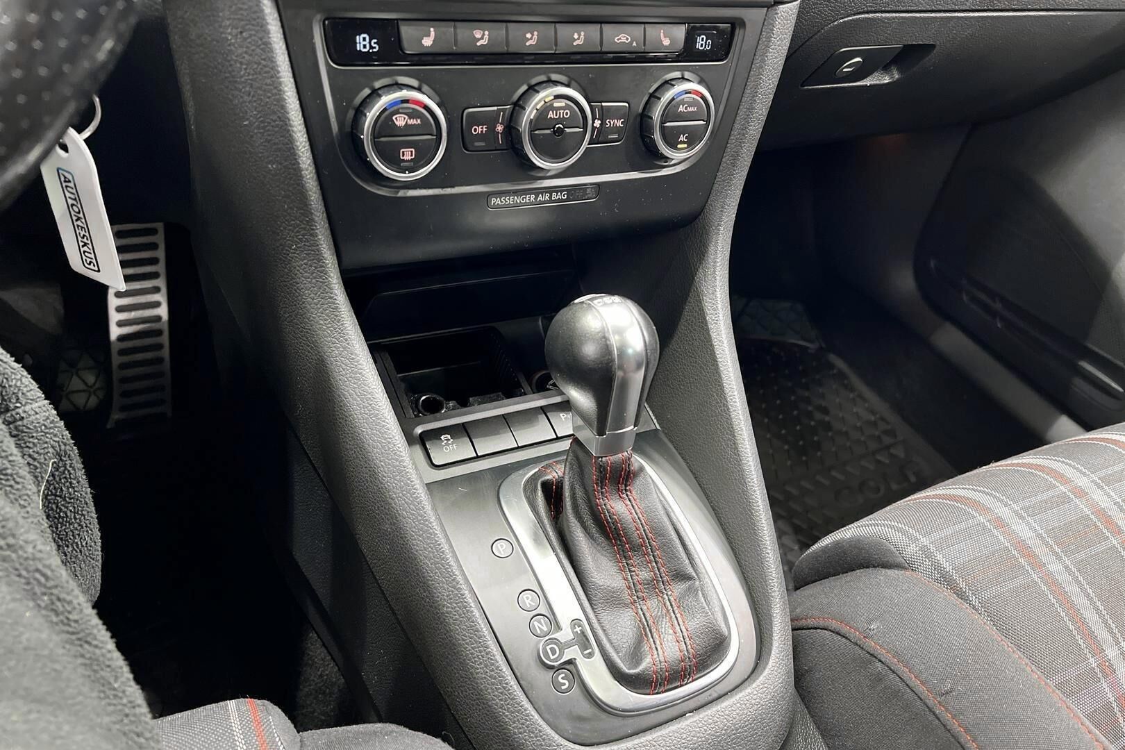 Volkswagen Golf iso kuva 16