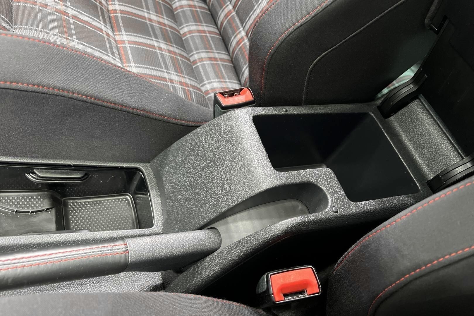 Volkswagen Golf iso kuva 17