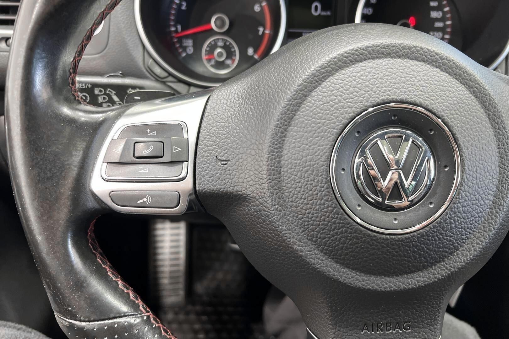 Volkswagen Golf iso kuva 21