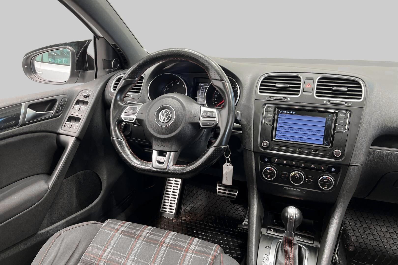 Volkswagen Golf iso kuva 24