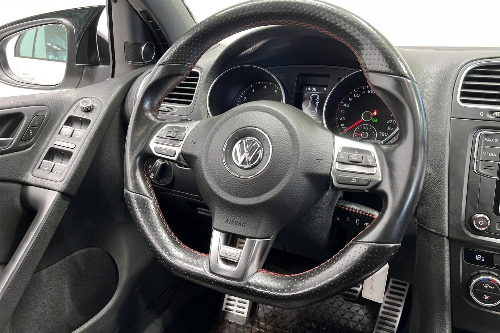 Volkswagen Golf iso kuva 26