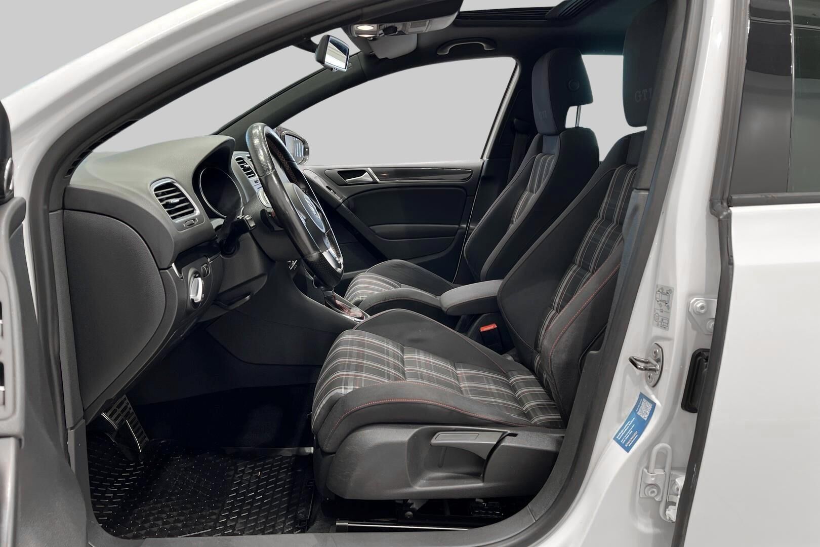 Volkswagen Golf iso kuva 9