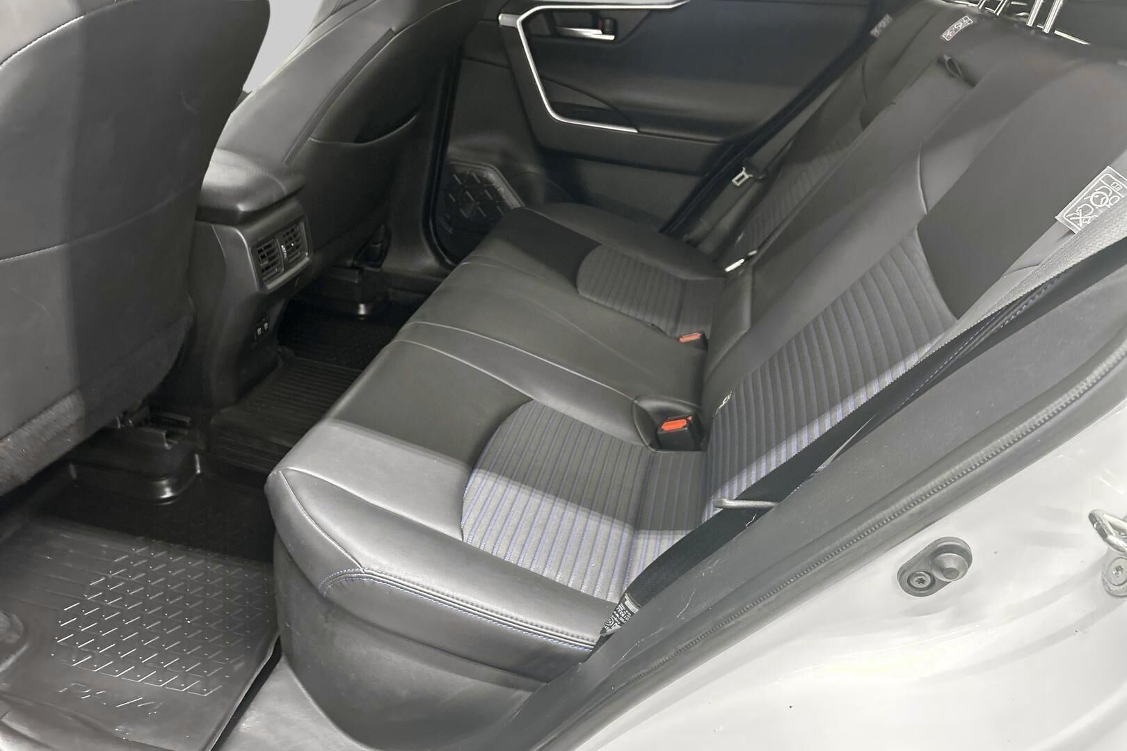 Toyota RAV4 iso kuva 10