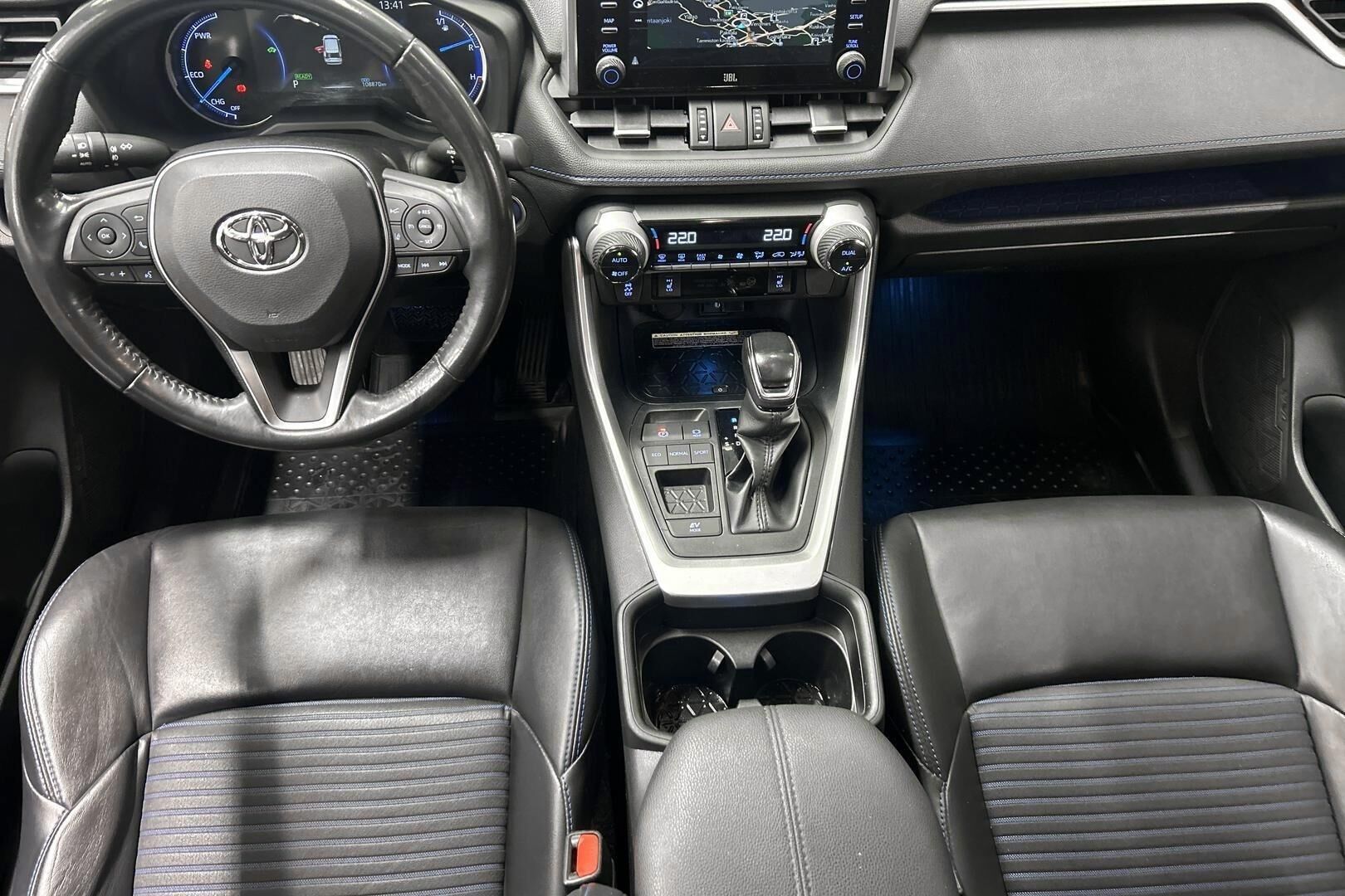 Toyota RAV4 iso kuva 11