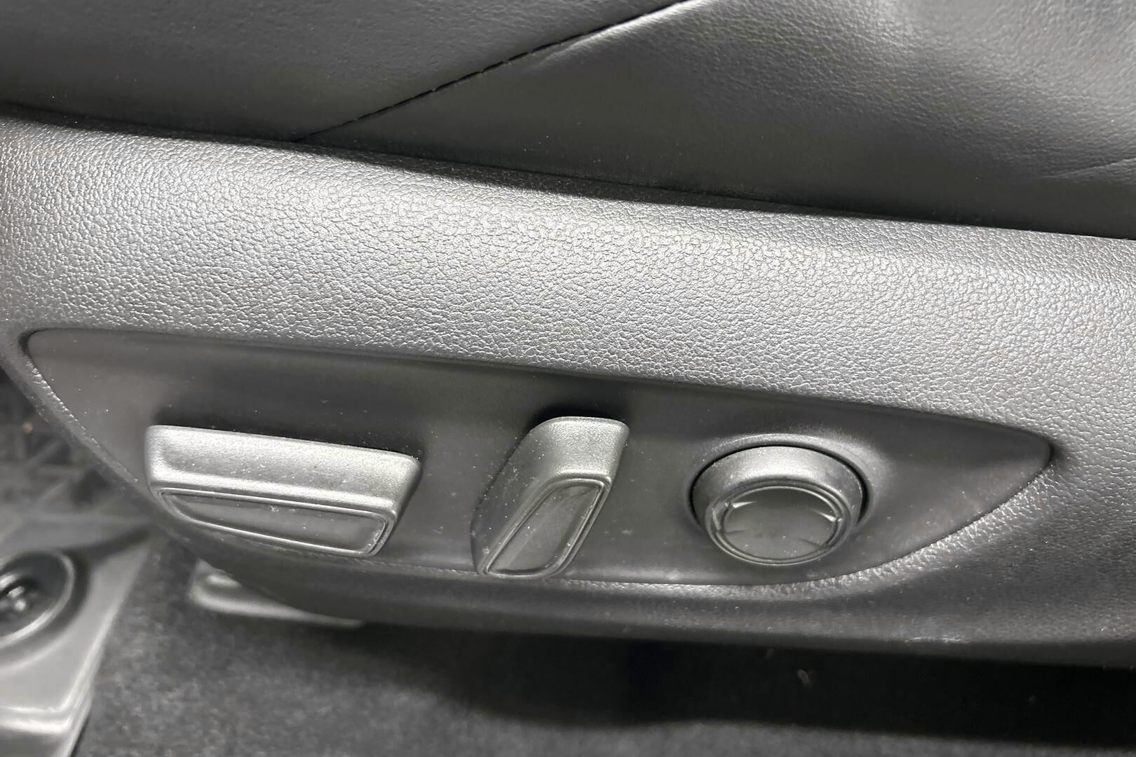 Toyota RAV4 iso kuva 14