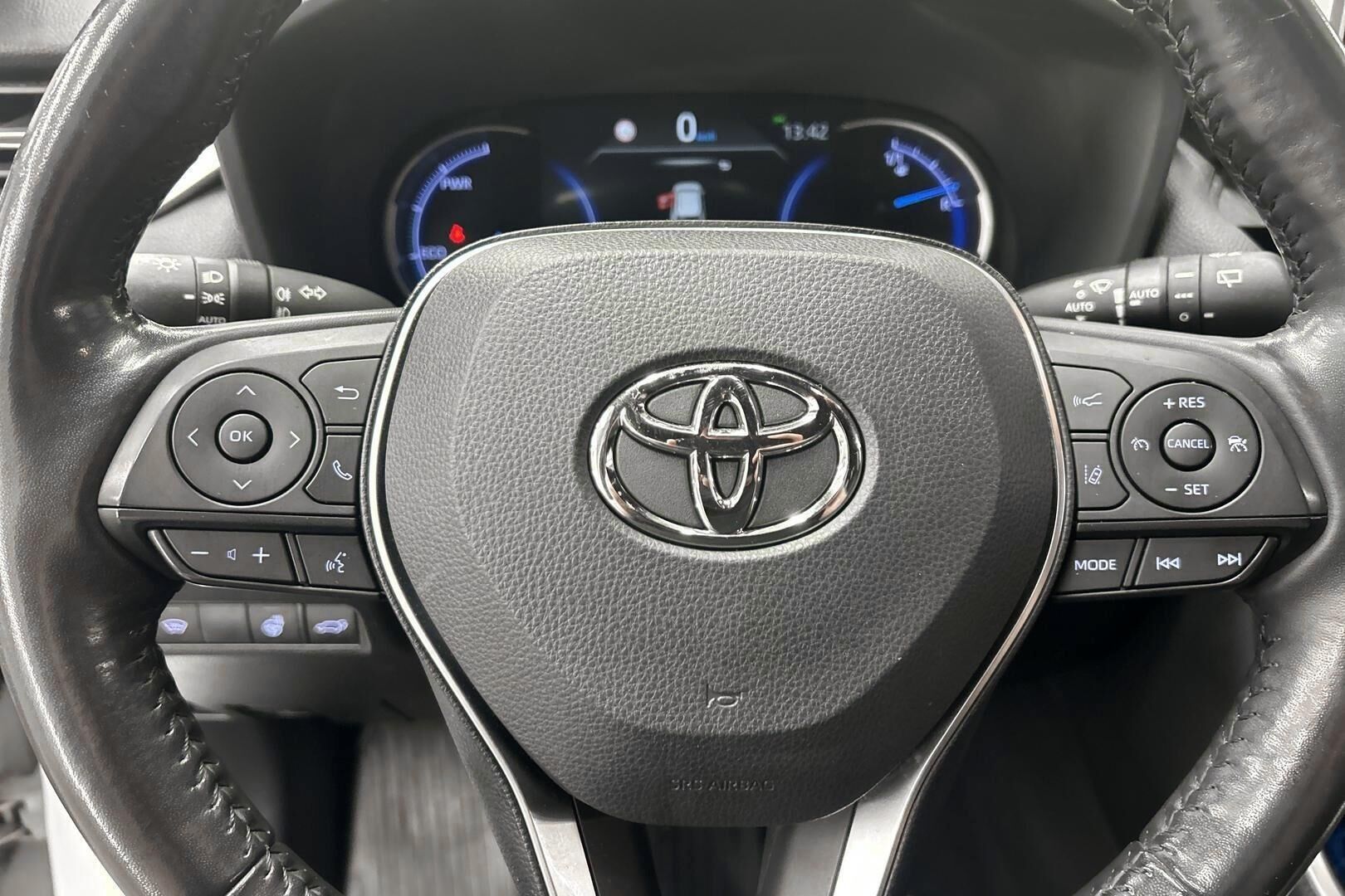 Toyota RAV4 iso kuva 17