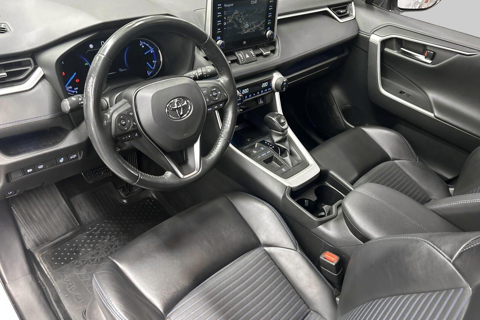 Toyota RAV4 iso kuva 9