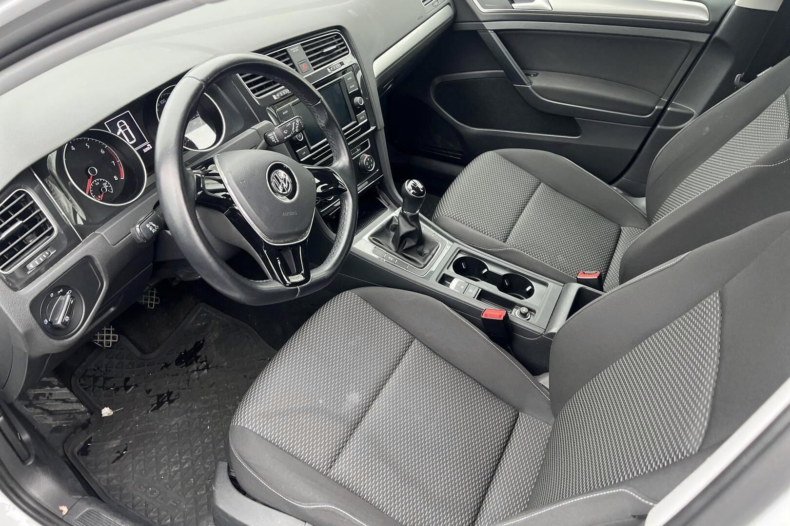 Volkswagen Golf iso kuva 2