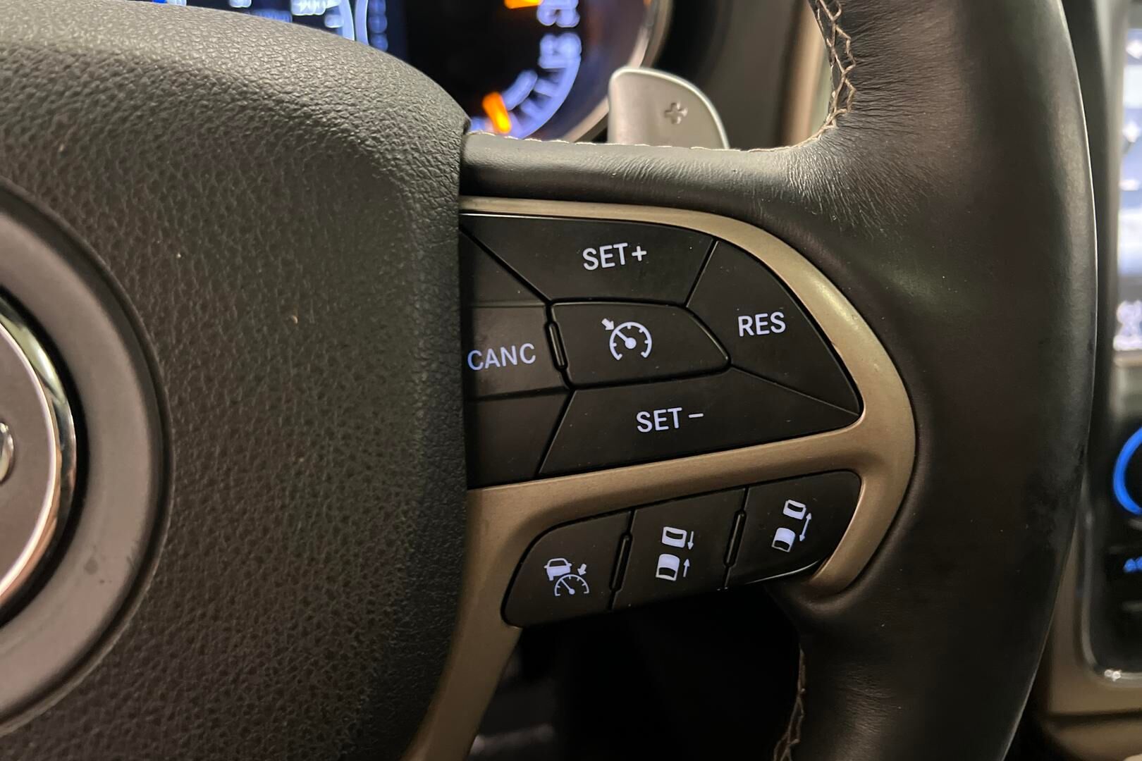 Jeep Grand Cherokee iso kuva 14