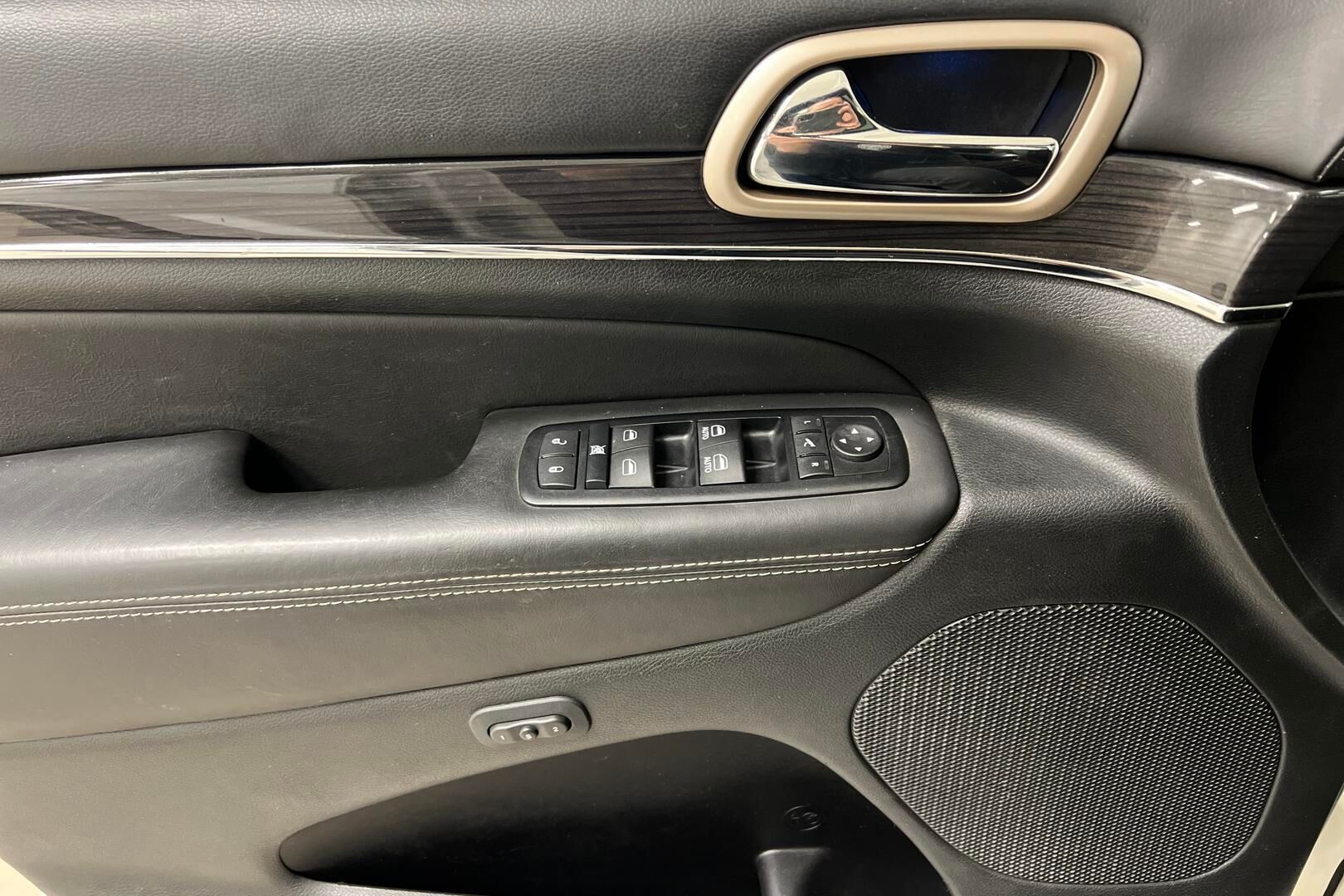 Jeep Grand Cherokee iso kuva 20