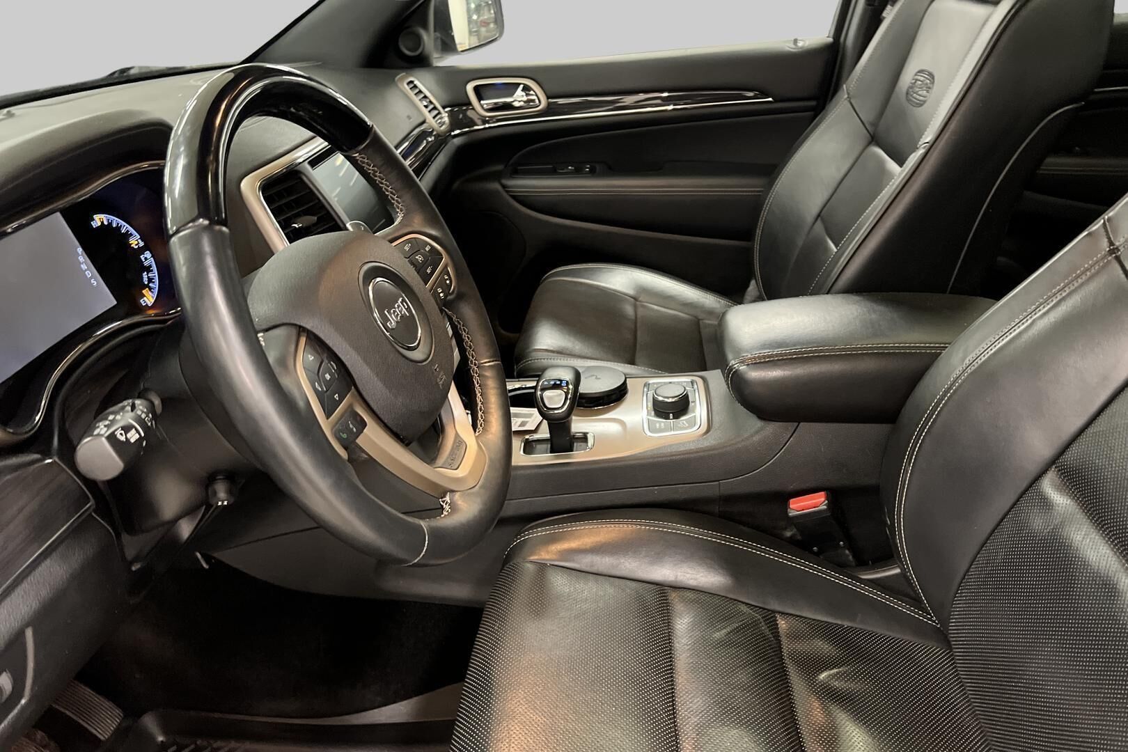 Jeep Grand Cherokee iso kuva 17