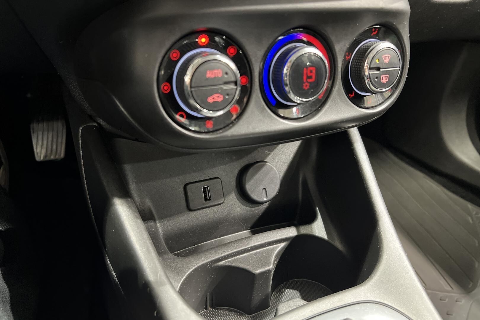 Opel Corsa iso kuva 15