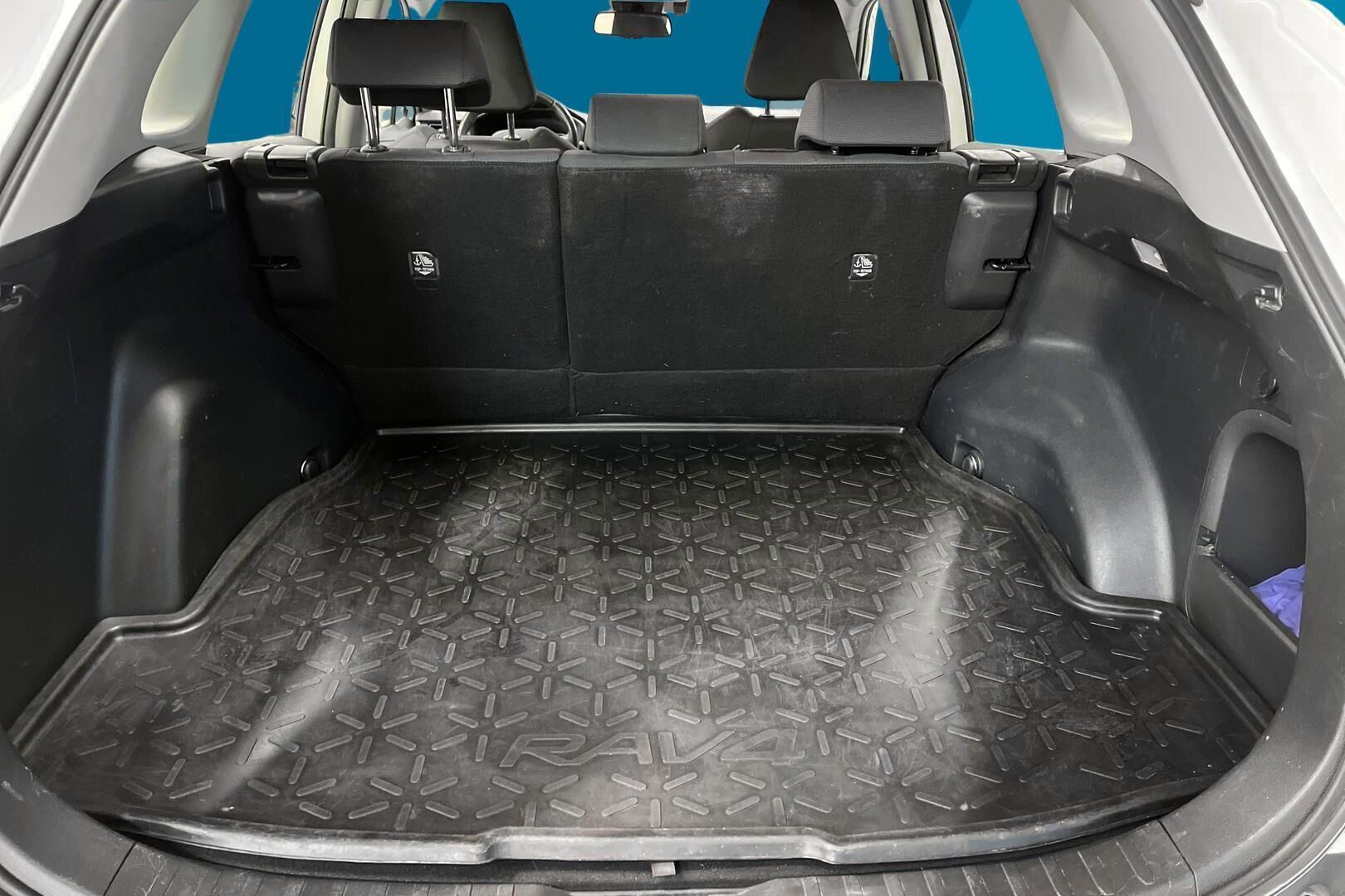 Toyota RAV4 iso kuva 12