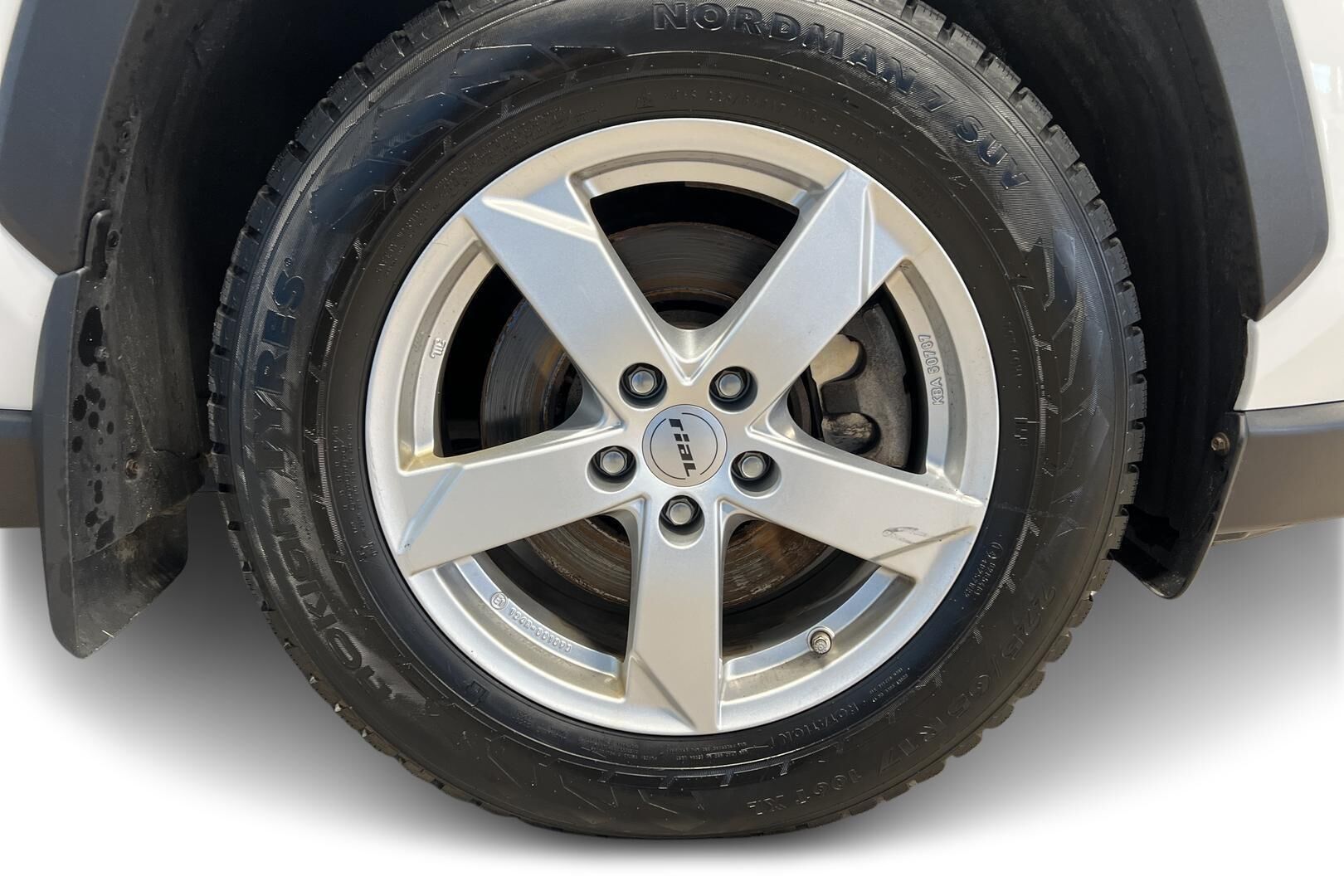 Toyota RAV4 iso kuva 13