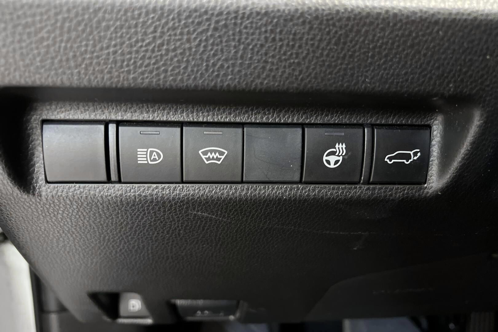 Toyota RAV4 iso kuva 18