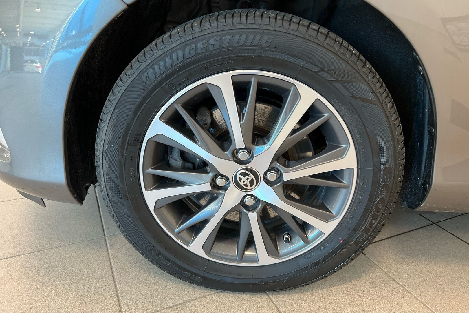 Toyota Yaris iso kuva 11