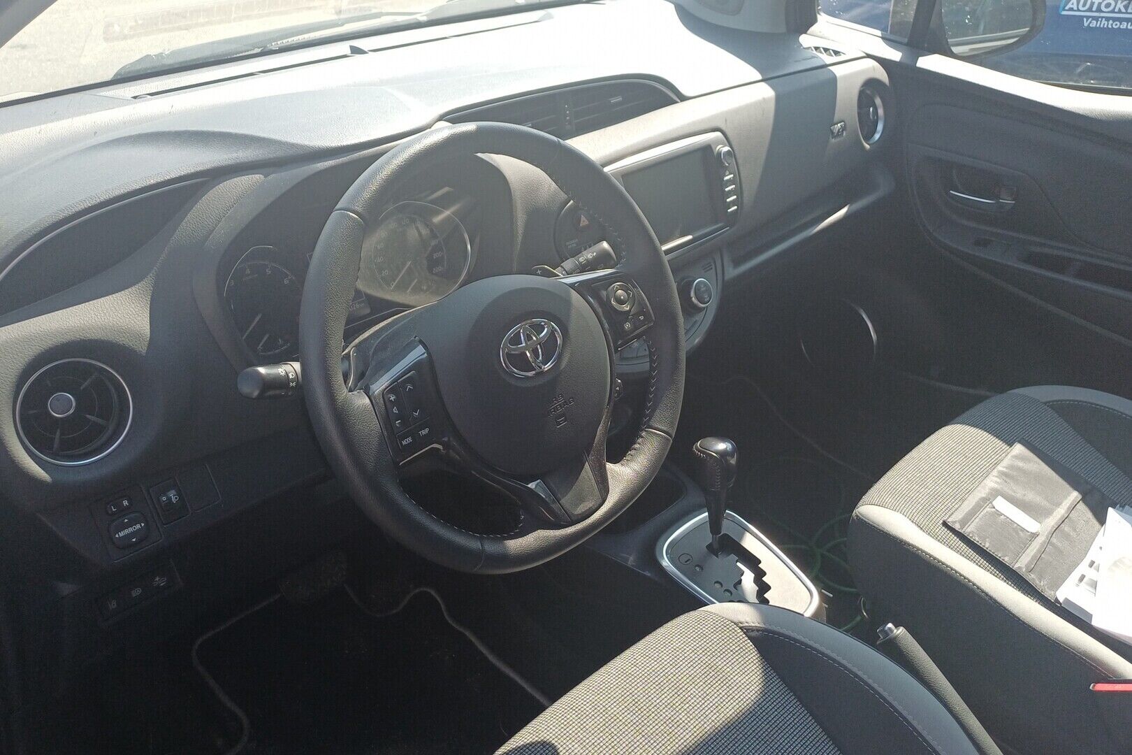 Toyota Yaris iso kuva 2