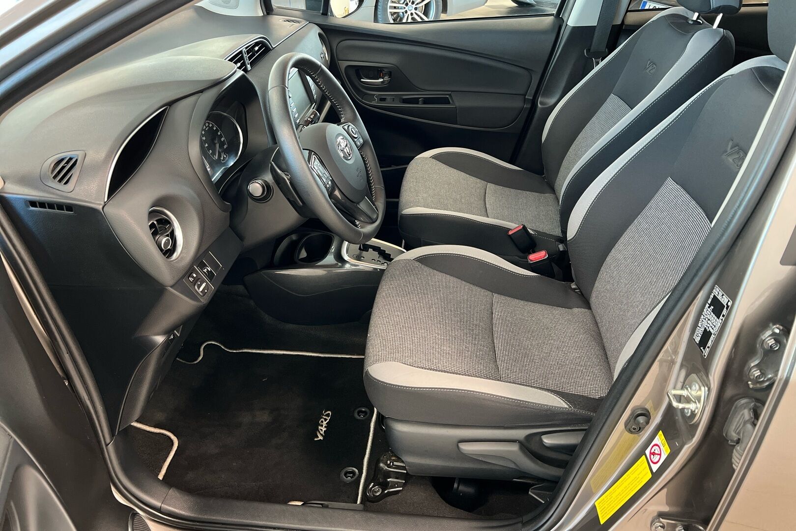 Toyota Yaris iso kuva 8