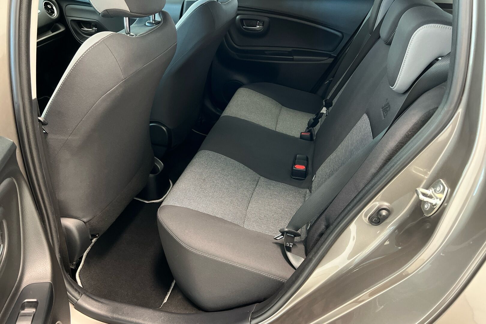Toyota Yaris iso kuva 9