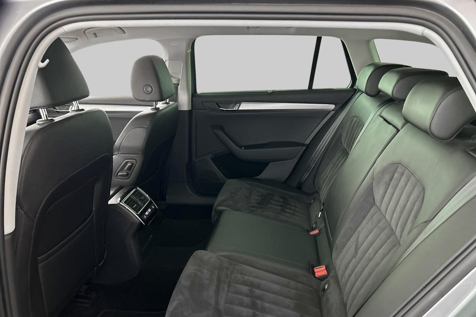 Skoda Superb iso kuva 10