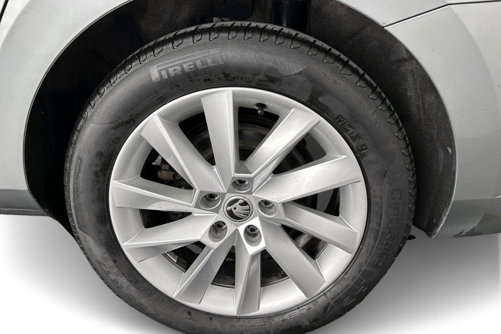 Skoda Superb iso kuva 13