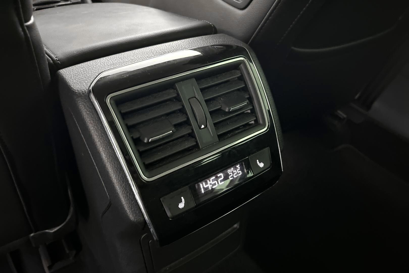 Skoda Superb iso kuva 16